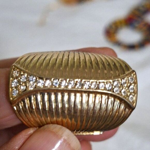 A Ribbed Gold Tone Stretch Ring Rhinestone Inlay Costume Elegant Cocktail Party - Picture 9 of 9